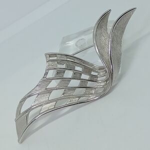 * vintage Crown Trifari silver tone abstract pin brooch